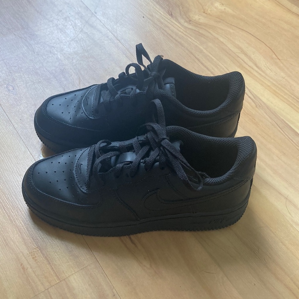 Nike Black Sneakers Youth 1.5 Like New